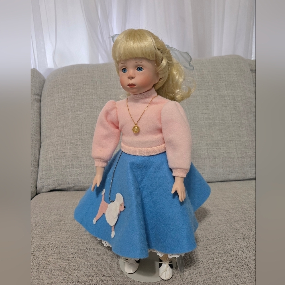 Vintage Ashton Drake Bobbi a Mid Century Music BOX Porcelain Doll - Picture 4 of 11